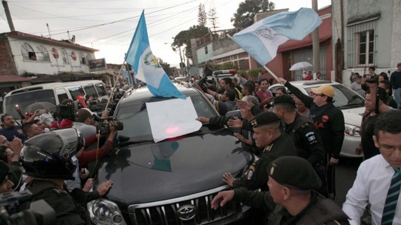 Terbukti korupsi, warga Guatemala hadang mobil Presiden Molina