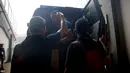 <p>Pemain Persib Bandung, Ezra Walian (tengah) saat tiba di Stadion Patriot Candrabhaga, Bekasi, dengan menggunakan mobil kendaraan taktis berjenis Barracuda, Sabtu (2/9/2023) jelang menghadapi Persija Jakarta pada laga pekan ke-11 BRI Liga 1 2023/2024. (Bola.com/Ikhwan Yanuar)</p>