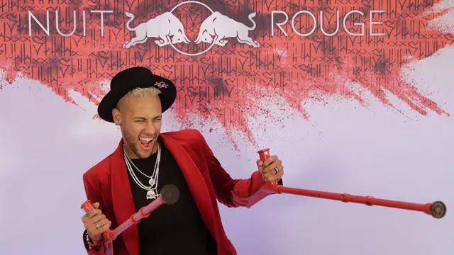 Pemain PSG, Neymar, berpose saat merayakan pesta ulang tahunnya. (AFP/Thomas Samson)