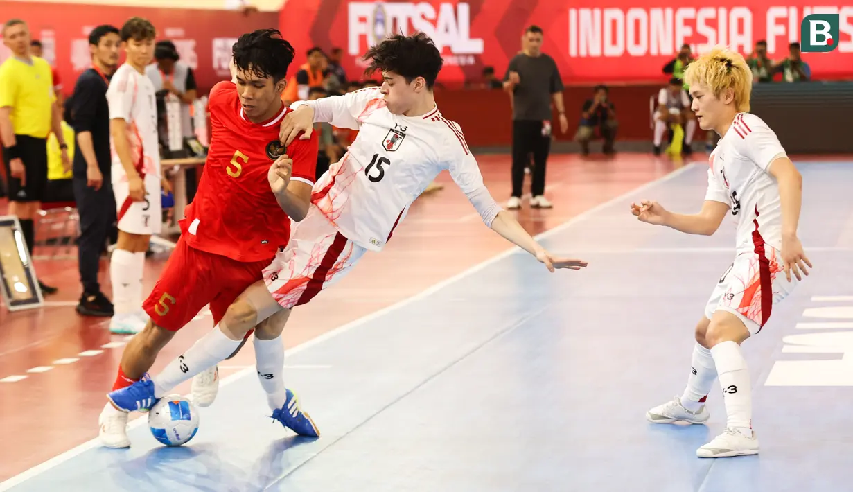 Namun, hingga laga usai Timnas Futsal Indonesia mampu mempertahankan keunggulan. Kemenangan ini menjadi sejarah tersendiri bagi dunia futsal Tanah Air. (Bola.com/Abdul Aziz)