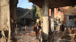 Badan pertahanan sipil Gaza mengatakan serangan udara Israel menyasar dua rumah, dekat kamp pengungsi Nuseirat. (Eyad BABA/AFP)