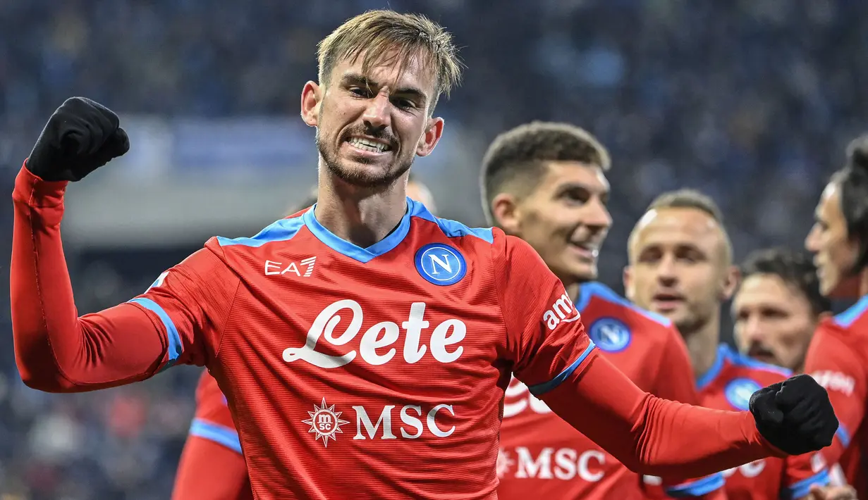 Berbekal kemenangan 3-1 atas AC Milan pada pekan lalu, Sassulo tampil penuh percaya diri di awal laga. Sayangya, Napoli berhasil memimpin dua gol awal pertandingan lewat Fabian Ruiz (51') dan Dries Mertens (60'). (AFP/Alberto Pizzoli)