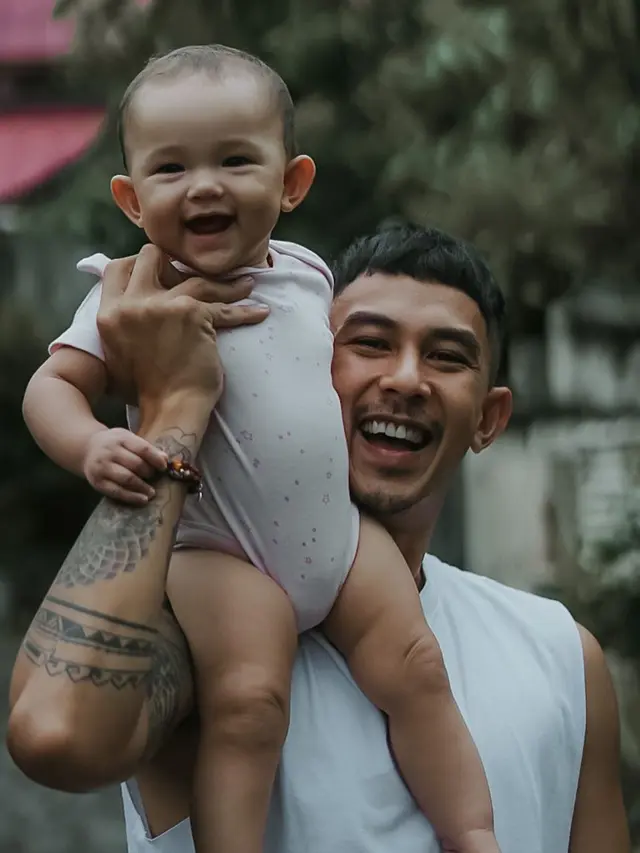 6 Potret Fandy Christian Momong Anaknya, Menggemaskan