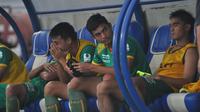 Sriwijaya FC tertunduk setelah kalah 1-2 dari Arema FC. Hasil itu membawa mereka terdegradasi. (Bola.com/Iwan Setiawan)