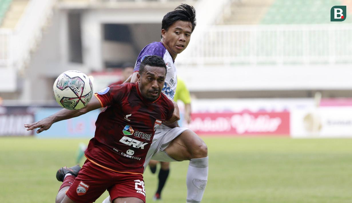Pemain Persita Tangerang, Edo Febriansyah, berebut bola dengan pemain Borneo FC, Terens Puhiri pada laga BRI Liga 1 di Stadion Pakansari, Bogor, Sabtu (10/2/2021). (Bola.com/M Iqbal Ichsan)