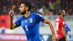 Gelandang Italia, Antonio Candreva, melakukan selebrasi usai mencetak gol ke gawang Albania pada laga kualifikasi Piala Dunia 2018 di Stadion Loro Borici, Senin (9/20/2017). Italia menang 1-0 atas Albania. (AFP/Dimitar Dilkoff)