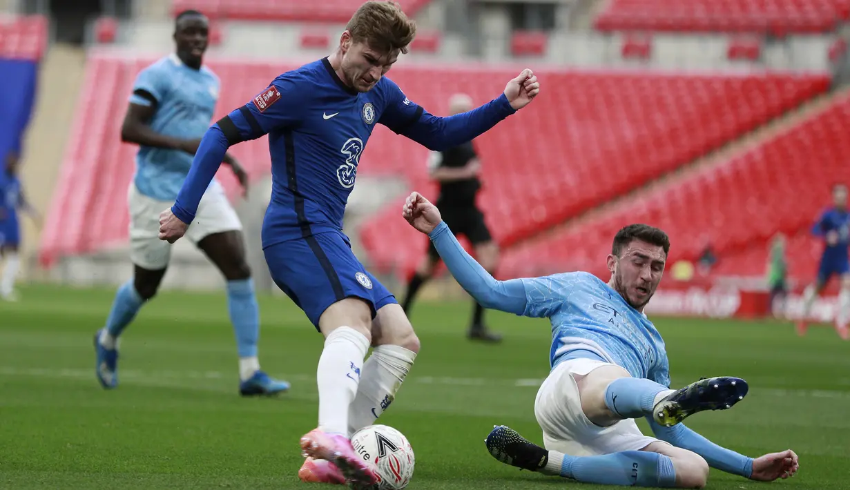 Bek Manchester City, Aymeric Laporte berusaha merebut bola dari penyerang Chelsea, Timo Werner pada  pertandingan semifinal Piala FA di Stadion Wembley di London, Inggris, Minggu (18/4/2021). Di final, Chelsea akan menghadapi pemenang antara Southampton dan Leicester City. (AP Photo/Ian Walton, Pool