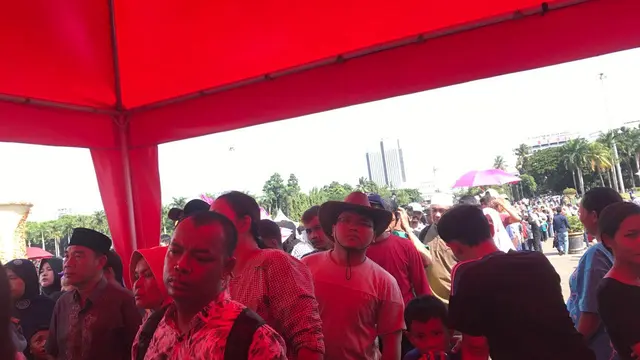 Antrenan warga yang mengantre masuk ke dalam Monumen Nasional (