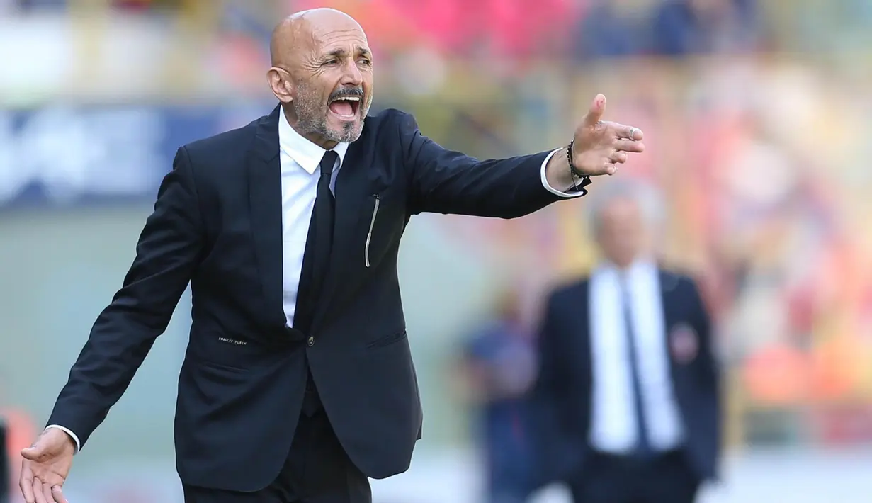 Pelatih AS Roma, Luciano Spalletti, memberikan arahan kepada anak asuhnya saat pertandingan melawan Bologna Fc pada laga lanjutan Seria A Italia di Bologna (09/04/2017). Luciano Spalletti resmi melatih Inter Milan. (EPA/Giorgio Benvenuti)