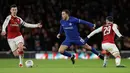 Pemain Chelsea, Eden Hazard berebut bola dengan pemain Arsenal, Granit Xhaka pada laga leg kedua babak semifinal Piala Liga di Stadion Emirates, Kamis (25/1). Arsenal lolos ke final Piala Liga setelah mengatasi perlawanan Chelsea 2-1. (AP/Matt Dunham)