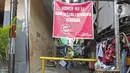 Spanduk pemberitahuan lockdown terbatas terpasang pada gang ​di kawasan Intan Berduri, Sumur Batu, Jakarta, Rabu (9/06/2021). Kelurahan Sumur Batu memberlakukan mikro lockdown di RT 1, RT 2 dan RT di RW 03 setelah 34 warga positif COVID-19. (Liputan6.com/Herman Zakharia)