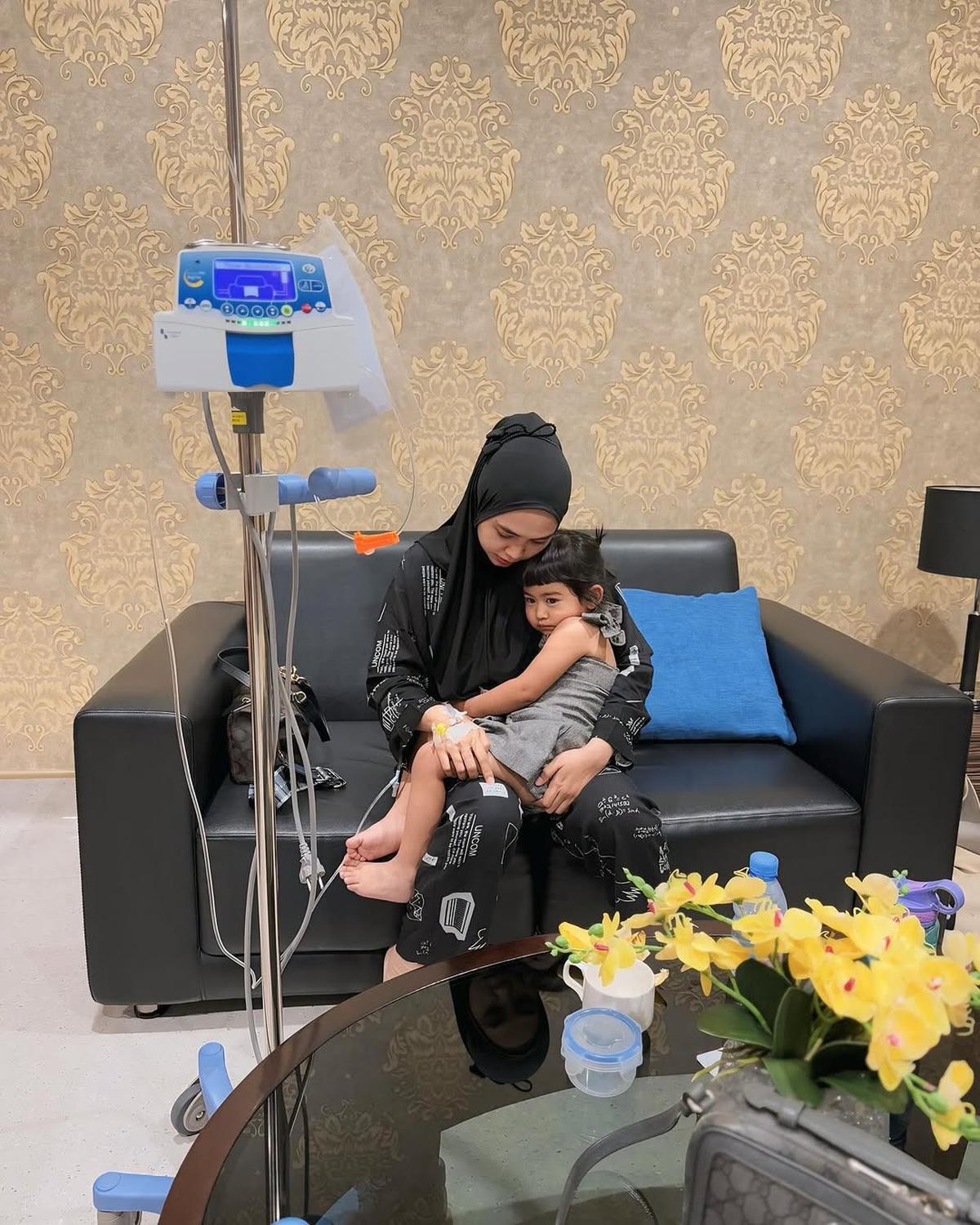 7 Potret Ria Ricis Dirawat di RS, Moana Setia Menemani - Sebut Jadi Ibu Harus Terlihat Kuat Dan Sehat Meski Sakit
