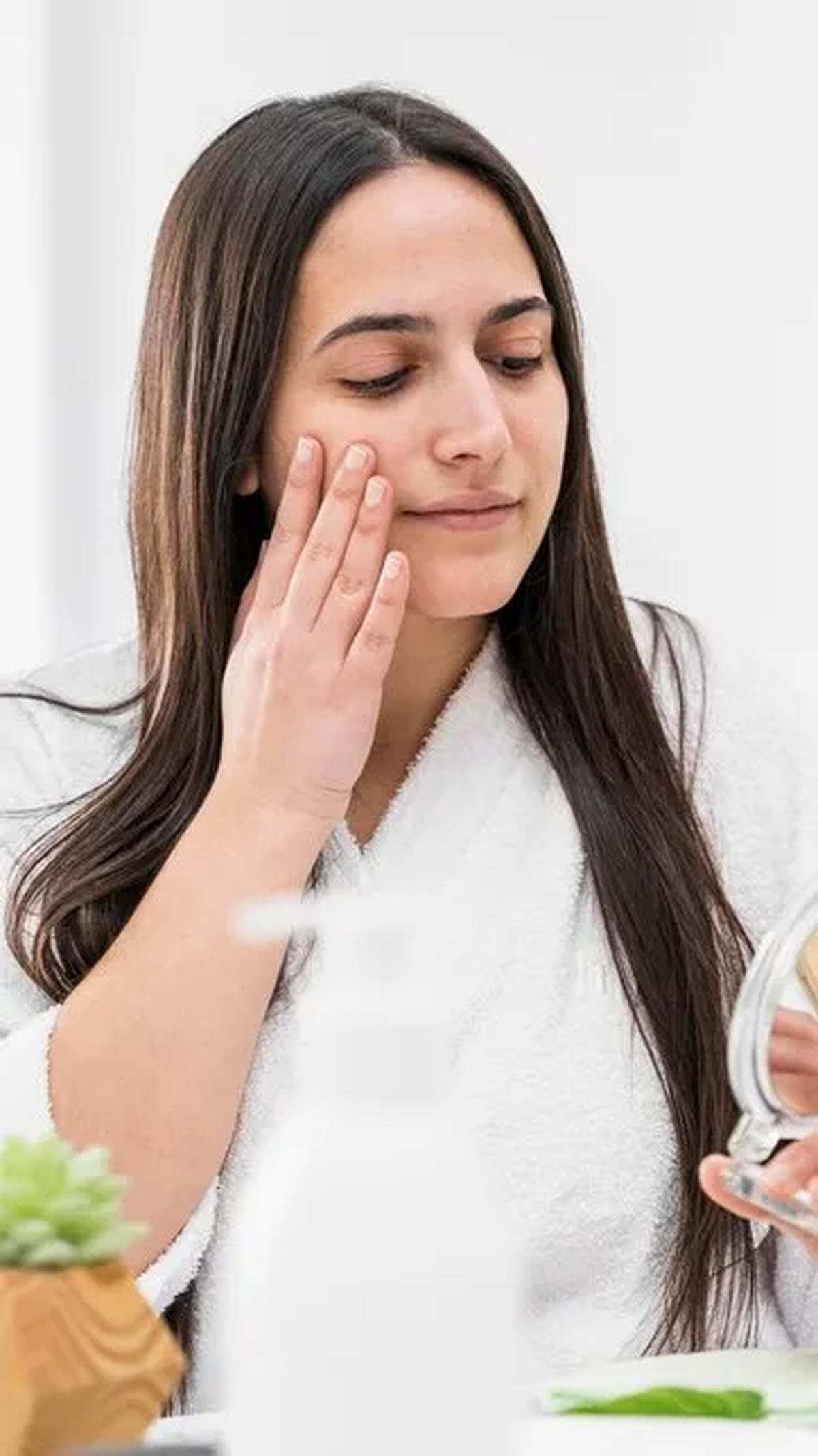 Konsep dasarnya sederhana: dengan tidak menggunakan produk skincare, kulit dapat kembali ke keseimbangannya yang mungkin terganggu oleh bahan kimia.