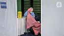 Pencari suaka perempuan menjalani vaksinasi COVID-19 Sinopharm pada bilik khusus di GOR Bulungan, Kebayoran Baru, Jakarta, Kamis (7/10/2021). Total vaksin yang akan diberikan untuk tahap pertama dan kedua adalah 1.200 dosis. (merdeka.com/Iqbal S. Nugroho)