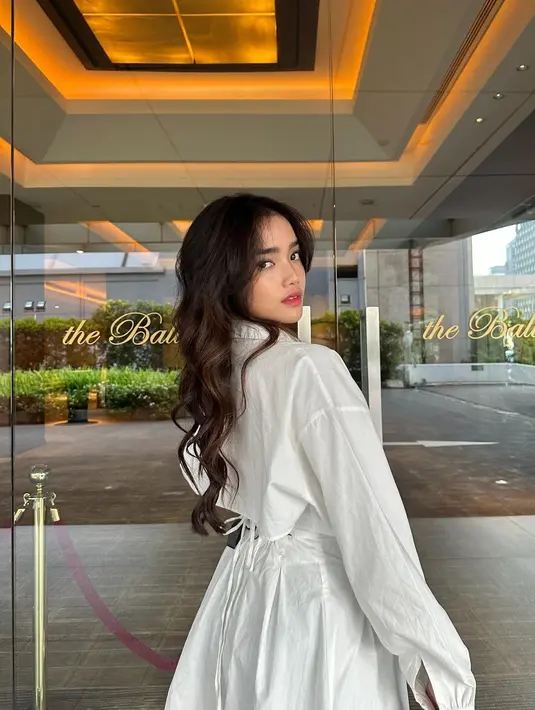 Tampilan simple ini disempurnakan dengan curly hair dan natural makeup yang andalkan lip tint berry [@fuji_an]