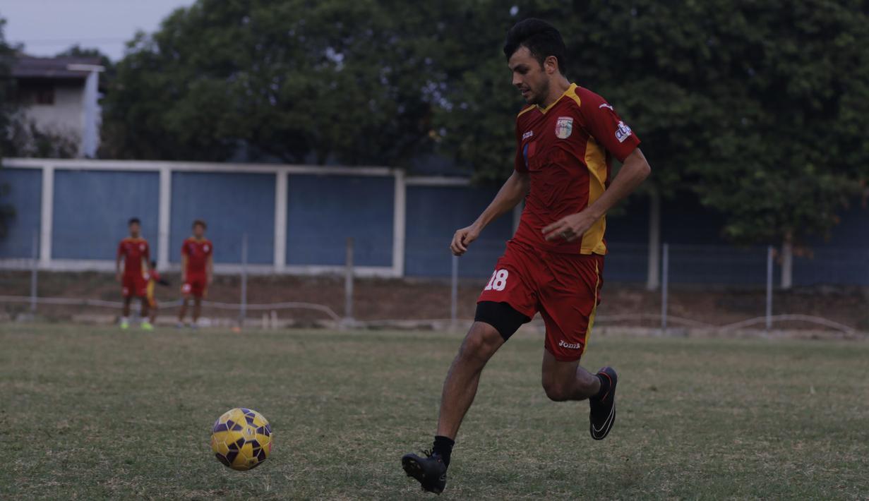 Penyerang Mitra Kukar, Carlos Raul mengontrol bola saat berlatihan jelang pertandingan melawan Arema Cronus di Lapangan Bea Cukai, Jakarta, Senin (12/10/2015). (Bola.com/Vitalis Yogi Trisna)
