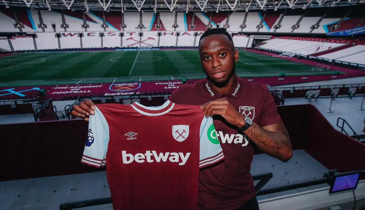 Aaron Wan-Bissaka resmi meninggalkan Manchester United menuju West Ham United pada awal musim 2024/2025. Tercatat, ia menjadi pemain keenam MU yang hijrah ke West Ham United dalam rentang waktu dua dekade terakhir. Termasuk Aaron Wan-Bissaka, berikut daftar lengkap 6 pemain Manchester United yang hijrah ke West Ham United dalam dua dekade terakhir. (whufc.com)