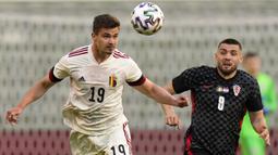 Gelandang Belgia, Leander Dendoncker (kiri) mengontrol bola dibayangi gelandang Kroasia, Mateo Kovacic dalam laga uji coba menjelang berlangsungnya Euro 2020 di King Baudouin Stadium, Brussels, Minggu (6/6/2021). Belgia menang 1-0 atas Kroasia. (AP/Francisco Seco)