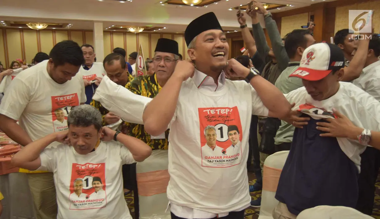 Simpatisan Paslon gubernur Ganjar Pranowo dan Taj Yasin menghadiri pengundian nomor urut calon Gubernur dan Wakil Gubernur Jawa Tengah , Selasa (13/2) malam. Ganjar Pranowo dan Taj Yasin mendapat nomor satu. (Liputan6.com/Gholib)