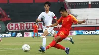 Duel pemain Timnas Indonesia U-19, Rendy Juliansyah, dan pemain China U-19, Aisikaer Aifeierding, dalam laga uji coba di Stadion Kapten I Wayan Dipta, Gianyar, Bali, Minggu (20/10/2019). (Bola.com/Aditya Wany)