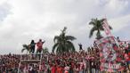 Suasana kemeriahan para pendukung Madura United saat uji coba melawan Persiba Balikpapan di Stadion Ahmad Yani, Sumenep, Sabtu (20/2/2016). Pecinta sepak bola di Madura kembali bergeliat dengan adanya klub baru. (Bola.com/Vitalis Yogi Trisna)