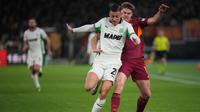 Jay Idzes berebut bola dengan Evan Ferguson di laga AS Roma vs Sassuolo di pekan ke-20 Liga Italia 2025/2026 di Olimpico, Roma, Minggu (11/01/2026). (AP Photo/Andrew Medichini)
