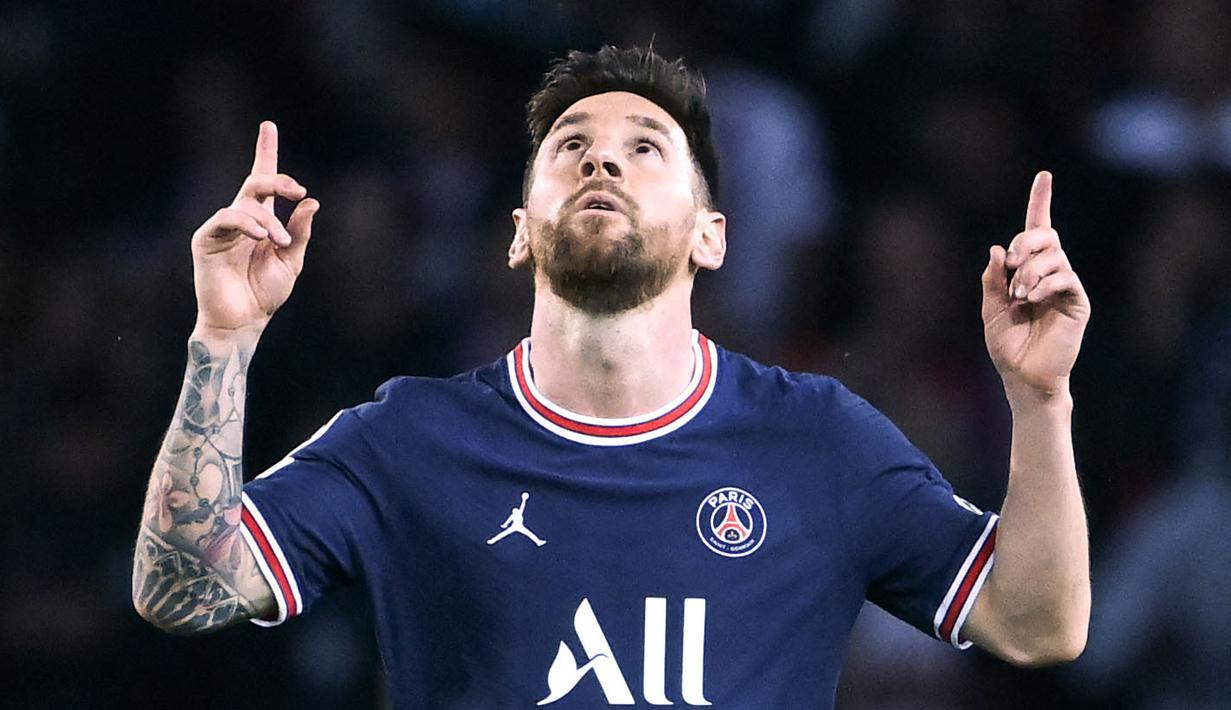 Lionel Messi berhasil mencapai kesuksesan yang belum pernah terjadi sebelumnya pada tahun 2021. Mulai dari memenangkan trofi internasional hingga menambah gelar individunya. Berikut 5 rekor yang dibuat Lionel Messi pada tahun 2021. (AFP/Franck Fife)