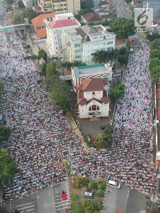Ribuan umat muslim melaksanakan Salat Idul Fitri 1439 H di kawasan Jatinegara, Jakarta, Jumat (15/6). Seluruh masyarakat di Indonesia serentak merayakan Hari Raya Idul Fitri 1439 H sesuai ketetapan pemerintah Jumat (15/6). (Liputan6.com/Arya Manggala)