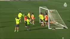 Zinedine Zidane mengajarkan Cristiano Ronaldo dan rekan setim lainnya kekompakan bermain dengan sepak bola tangan.