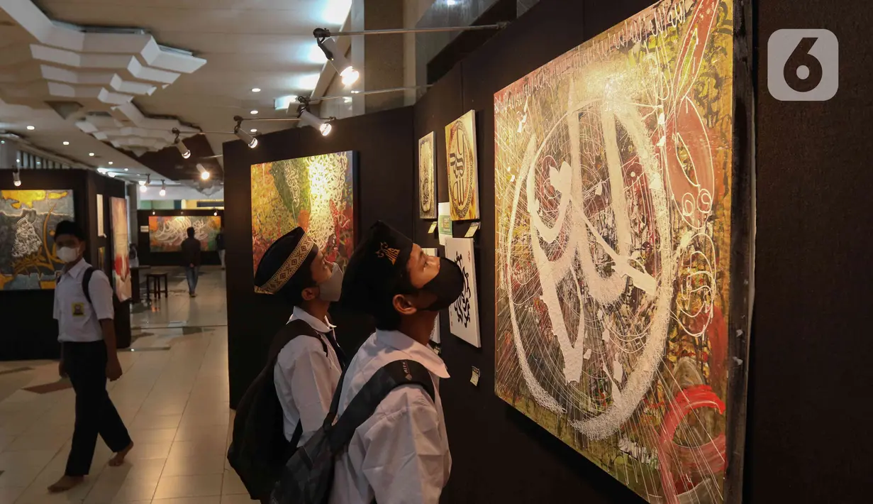 Pengunjung melihat karya pada Pameran Kaligrafi Kontemporer Internasional di Masjid Raya Jakarta Islamic Center, Jakarta, Senin (18/4/2022). Pameran digelar dalam rangkaian peringatan Nuzulul Quran itu menghadirkan lebih dari 100 karya seniman kaligrafi dari 26 negara. (Liputan6.com/Herman Zakharia)