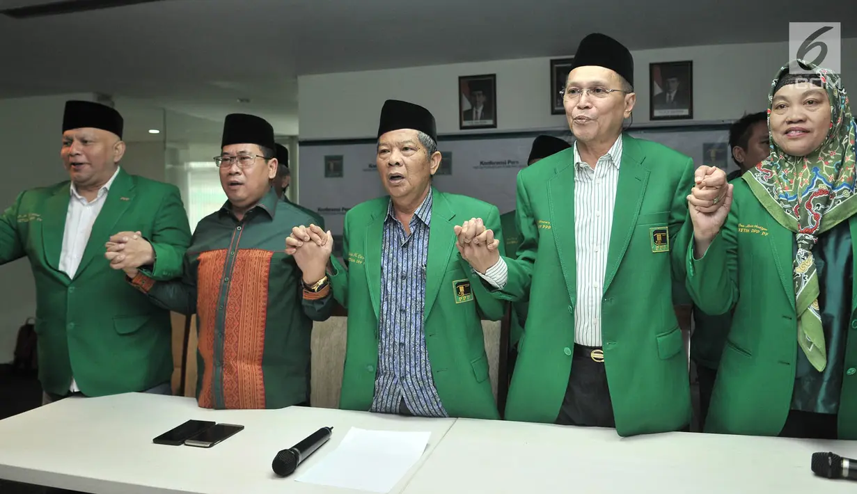 tua DPP PPP Muktamar Jakarta atau kubu Djan Faridz, Ibnu Hajar Dewantara didampingi Sekjen PPP kubu Djan Faridz, Sudarto dan petinggi partai saat menghadiri konpers penyelenggaraan Mukernas, Jakarta, Senin (12/11). (Merdeka.com/Iqbal S. Nugroho)