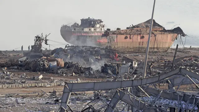 Penampakan Kapal Besar yang Hancur Akibat Ledakan di Beirut