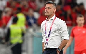 Pelatih timnas Inggris Kanada #00, John Herdman, berjalan di lapangan sebelum pertandingan Grup F Piala Dunia Qatar 2022 antara Kanada dan Maroko di Stadion Al-Thumama, Doha, pada 1 Desember 2022. (Patrick T. Fallon/AFP)