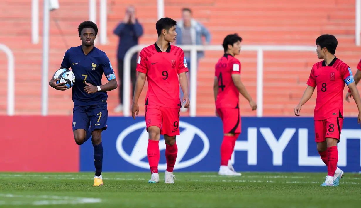 Selebrasi striker Timnas Prancis U-20, Alan Virginius (kiri) setelah mencetak gol ke gawang Korea Selatan pada laga Grup F Piala Dunia U-20 2023 di Malvinas Argentinas stadium, Mendoza, Argentina (22/5/2023). Alan Virginius yang kini membela LOSC Lille total mencetak 3 gol dari 3 laga di Piala Dunia U-20 2023 bersama Timnas Prancis. Sayang, Prancis harus tersingkir lebih awal di fase grup dengan hanya menempati posisi ketiga Grup F di bawah Gambia dan Korea Selatan. (AP Photo/Natacha Pisarenko)