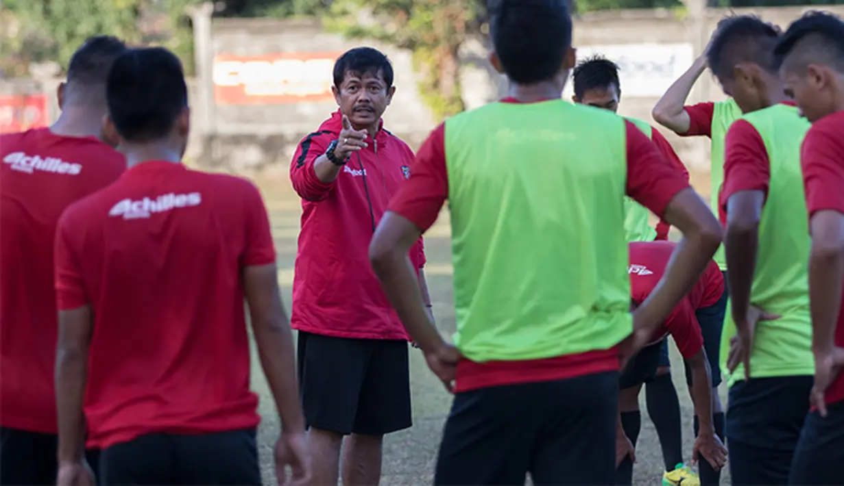 Pelatih Bali United, Indra Sjafri memberikan arahan kepada tim asuhannya pada latihan terakhir sebelum menghadapi Persija di laga Piala Presiden 2015, Denpasar, Bali, Sabtu (30/8/2015). (Bola.com/Vitalis Yogi Trisna)