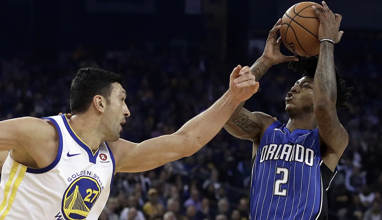 Pemain Orlando Magic, Elfrid Payton (2) melakukan tembakan saat diadang pemain Warriors, Zaza Pachulia  pada lanjutan NBA Basketball game di Oracle Arena, Oakland, (13/11/2017). Warriors menang 110-100. (AP/Ben Margot)