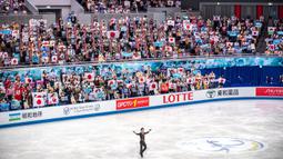 Dikutip dari USA Today, Yuzuru Hanyu lahir pada 7 Desember 1994 di Sendai, Jepang. Anak dari pasangan Hidetoshi Hanyu dan Yumi Hanyu ini diketahui telah belajar skating sejak usia empat tahun. (AFP/Philip Fong)