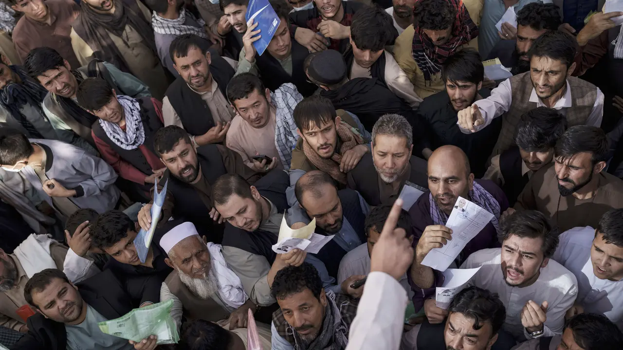 Antrean Permohonan Paspor di Afghanistan