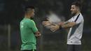 Pelatih Timnas Indonesia, Simon McMenemy, berbincang dengan Andritany Ardhiyasa saat latihan di Lapangan ABC Senayan, Jakarta, Jumat (7/6). Latihan ini persiapan jelang laga persahabatan melawan Yordania. (Bola.com/Yoppy Renato)