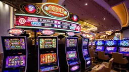 Mesin game terlihat di kasino resor MGM Cotai di Macau (13/2). MGM China membuka resor mega multi-miliar dolar baru di strip Cotai yang mewah di Macau menyusul beberapa penundaan pada proses persetujuan pemerintah. (AFP Photo/Anthony Wallace)
