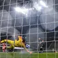 Samir Handanovic ketika gawangnya dibobol Malcom. (AFP/Javier Soriano)