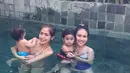 Jessica Iskandar dan Ayu Ting Ting bersama buah hati masing-masing terlihat senang menikmati pagi hari di kolam renang. (via instagram/@mom_ayting92_)
