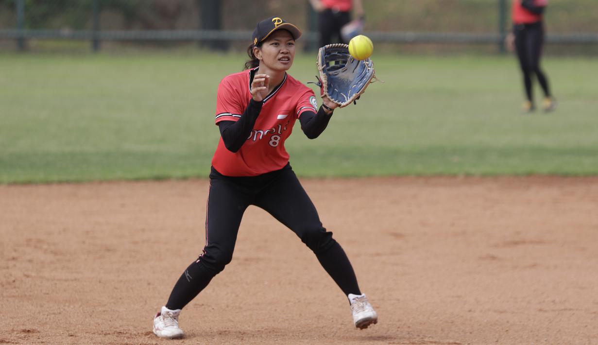 Pemain Timnas Softball Putri saat latihan di Lapangan Softball, GBK, Jakarta, Selasa (12/11). Sebanyak 17 atlet akan turun di SEA Games 2019 mendatang. (Bola.com/M Iqbal Ichsan)
