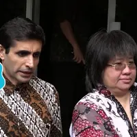 Terjadi pembajakan pada film Warkop DKI Reborn melalui situs online. Pihak Falcon Pictures sudah telusuri pelaku pembajakan. 