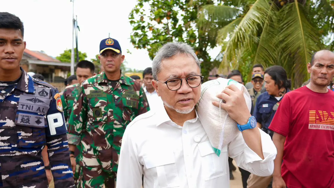 Menteri Koordinator Bidang Pangan, Zulkifli Hasan, mengunjungi lokasi banjir bandang di Padang, Minggu (1/12/2025). (Dok Kemenko Pangan)