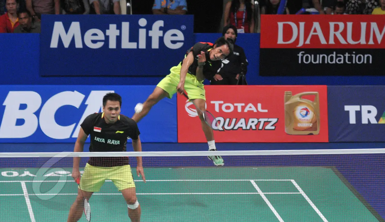 Ganda Putra, Markis Kido/Agripinna mengembalikan kok ke arah Lee Yong Dae/Yoo Yeon (Korea) di BCA Indonesia Open Superseries Premier 2015, Jakarta, Rabu (3/6/2015). Yong Dae/Yeon Seong menang 14-21, 21-13, 21-14. (Liputan6.com/Herman Zakharia)