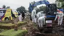 Suasana pemakaman korban COVID-19 di Srengseng Sawah, Jakarta, Selasa (15/6/2021). Gubernur DKI Jakarta Anies Baswedan menjelaskan alasan angka kematian akibat COVID-19 di Jakarta relatif stabil dan terhitung sangat rendah. (Liputan6.com/Johan Tallo)