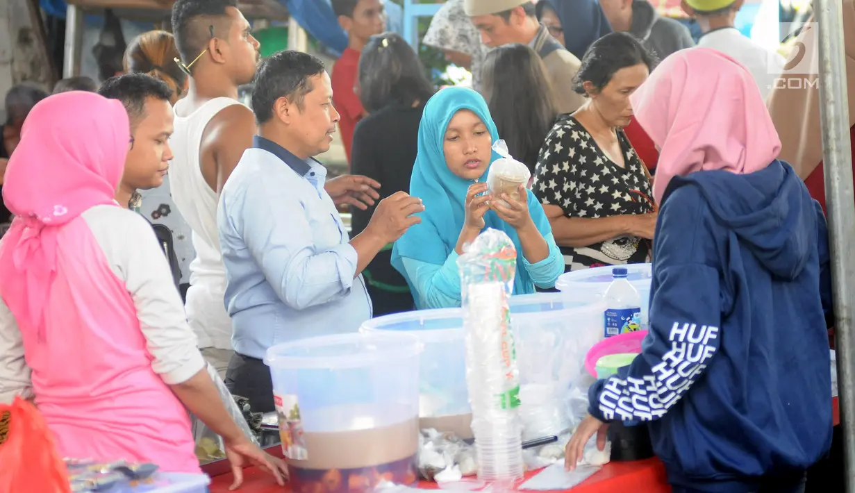 Warga memilih aneka makanan dan minumam untuk berbuka puasa atau takjil di kawasan Bendungan Hilir atau Benhil, Jakarta, Senin (6/5/2019). Kawasan Benhil menjadi tempat warga dan pekerja kantoran untuk berburu menu takjil setiap Ramadan. (Liputan6.com/Herman Zakharia)