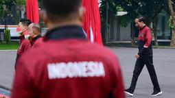 Presiden Joko Widodo atau Jokowi bersiap melepas kontingen Indonesia untuk SEA Games 2021 di halaman Istana Merdeka, Jakarta, Senin (9/5/2022). Sebanyak 499 atlet dari 32 cabang olahraga diberangkatkan untuk bertanding pada SEA Games 2021 di Vietnam. (Dok. Kris - Biro Pers Sekretariat Presiden)