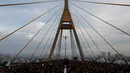 Ribuan warga hadir mengenakan baju hitam-hitam saat acara HUT terakhir almarhum Raja Thailand, Bhumibol Adulyadej di atas Jembatan Bhumibol, Bangkok, Thailand, Senin (5/12). Raja Bhumibol meninggal di usia 88 tahun. (REUTERS/Jorge Silva)